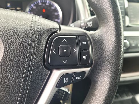 Used 2019 Toyota Highlander LE image 23