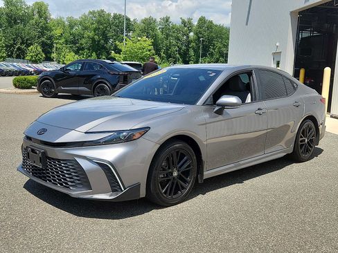 Used 2025 Toyota Camry SE w/ Convenience Package AWD/4WD image 3
