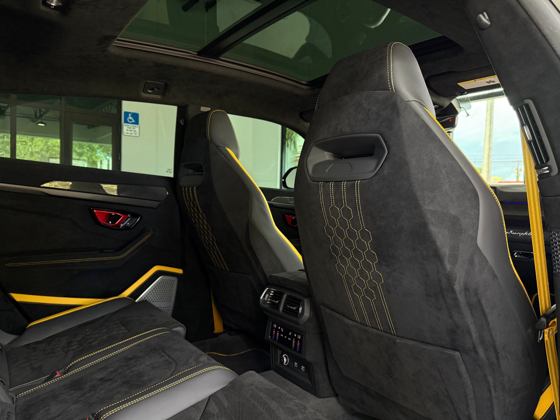 Used 2024 Lamborghini Urus Performante AWD/4WD image 32