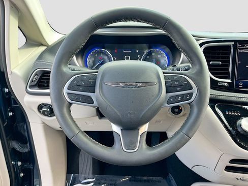 Certified 2023 Chrysler Pacifica Touring-L image 11