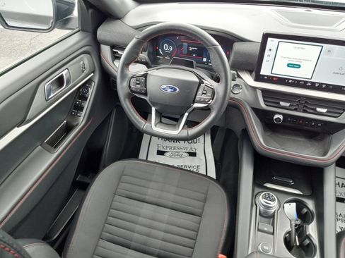 Used 2025 Ford Explorer ST-Line w/ ST-Line Street Pack image 16