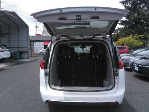 Used 2023 Chrysler Pacifica Touring-L FWD image 2