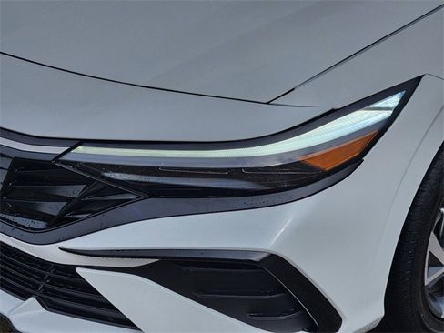 Used 2025 Hyundai Elantra SEL image 9