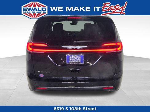 New 2026 Chrysler Pacifica Select image 18