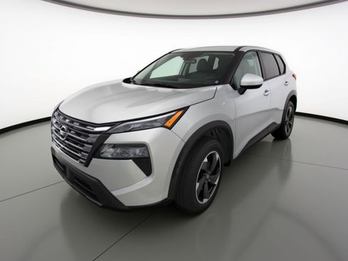 Used 2025 Nissan Rogue SV image 3