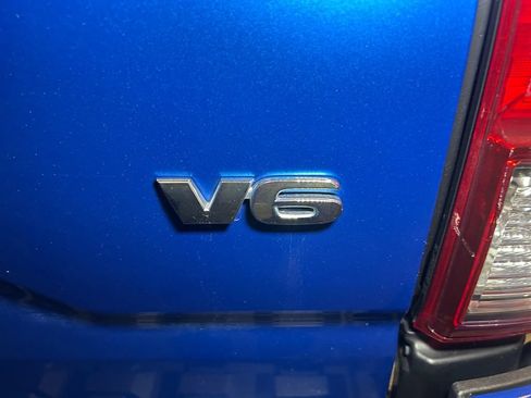 Used 2017 Toyota Tacoma TRD Sport w/ Tow Package AWD/4WD image 19