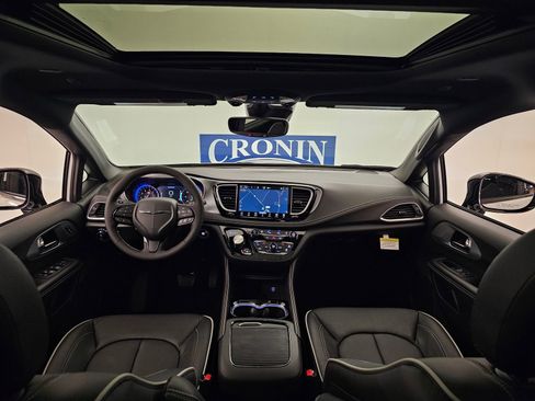 New 2026 Chrysler Pacifica Limited w/ S Appearance Package image 12