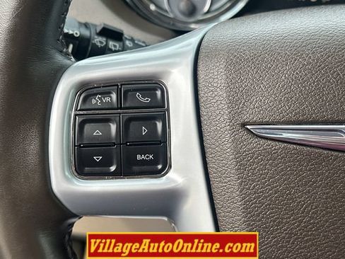 Used 2014 Chrysler Town & Country Touring FWD image 28