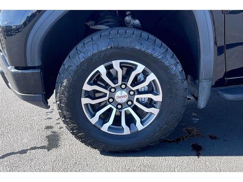 Used 2022 GMC Sierra 1500 AT4 w/ Technology Package AWD/4WD image 9
