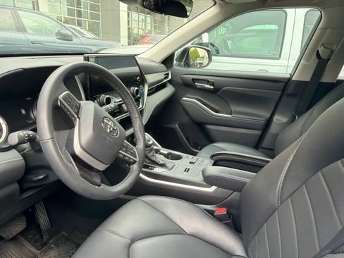 Used 2023 Toyota Highlander XLE FWD image 4