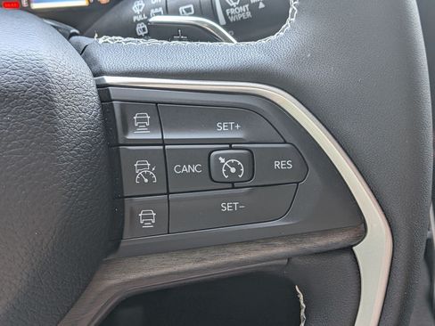 Used 2024 Jeep Grand Cherokee L Limited w/ Luxury Tech Group II AWD/4WD image 14