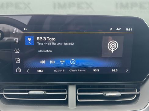 Used 2025 Chevrolet Trax LT w/ LT Convenience Package image 16