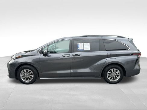 Used 2025 Toyota Sienna LE AWD/4WD image 4