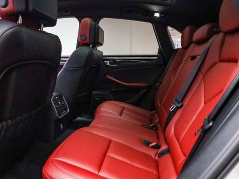 Certified 2025 Porsche Macan image 23