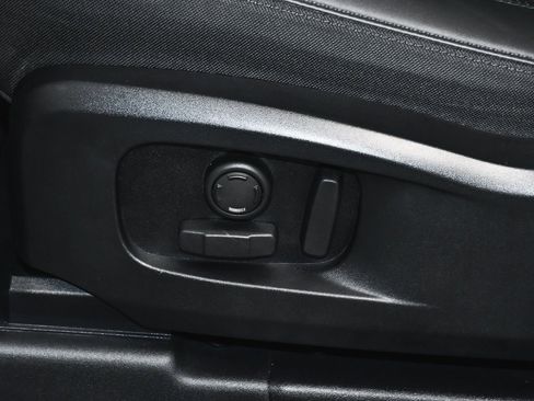 Used 2025 Land Rover Defender 110 S image 45