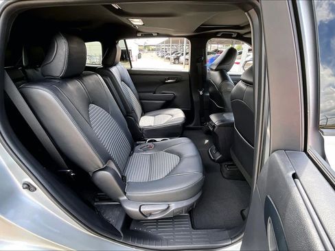 Used 2023 Toyota Highlander XSE FWD image 19