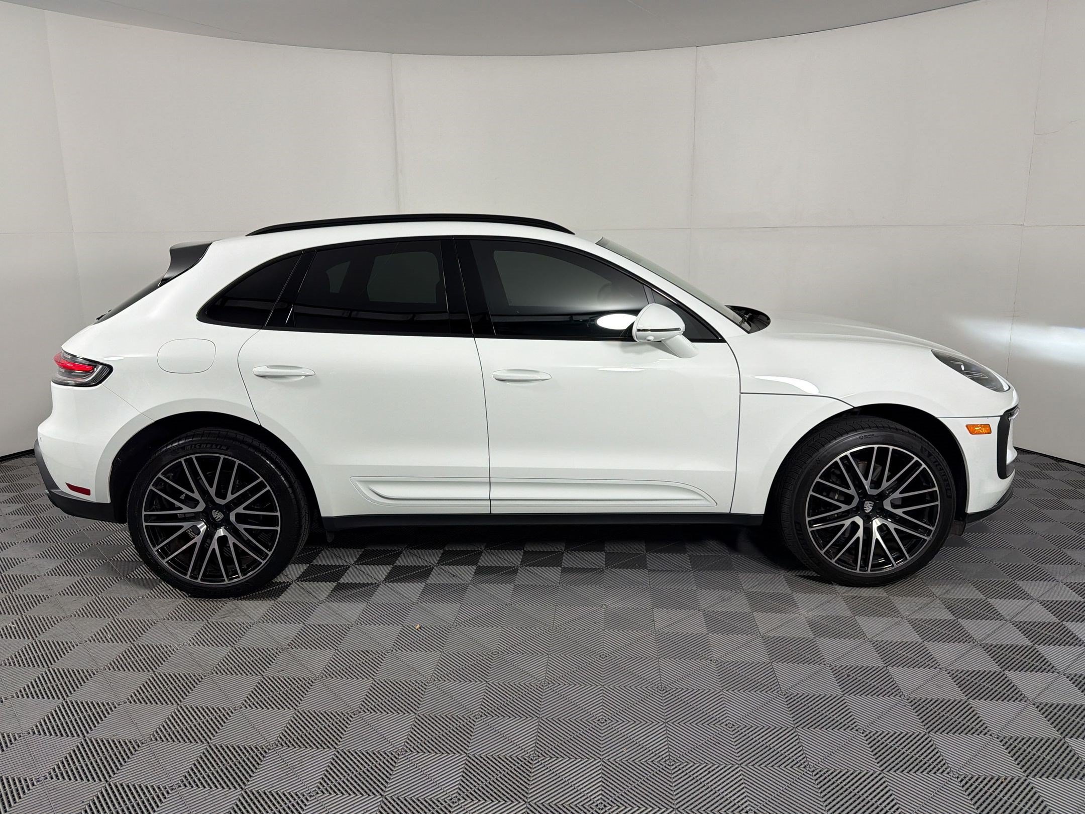 Certified 2025 Porsche Macan AWD/4WD image 7
