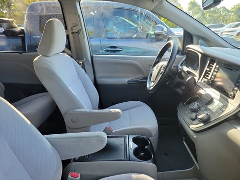 Used 2020 Toyota Sienna LE FWD image 9