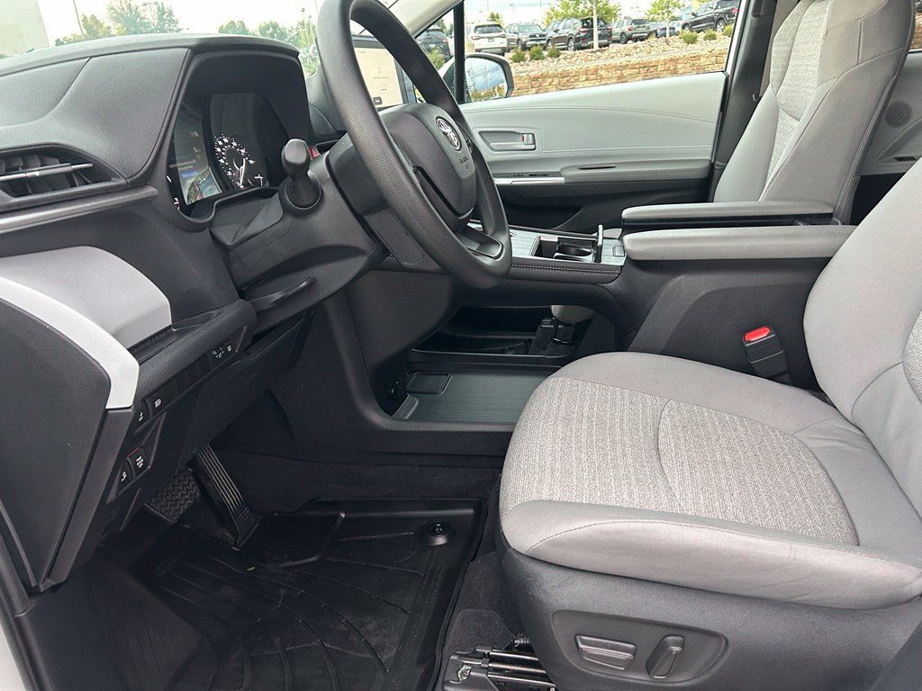 Used 2025 Toyota Sienna LE AWD/4WD image 24
