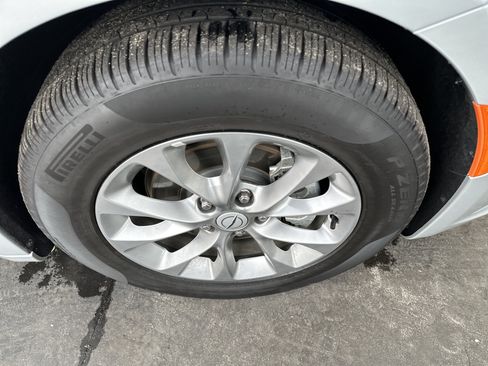 Used 2026 Chrysler Pacifica Limited FWD image 12