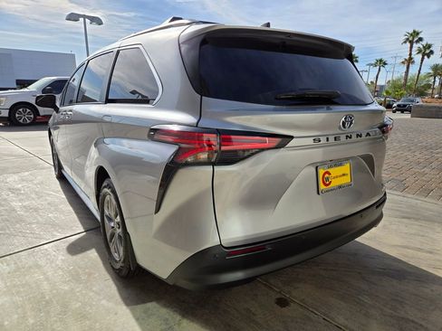 Used 2022 Toyota Sienna XLE image 3