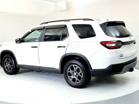 Used 2025 Honda Pilot TrailSport image 4