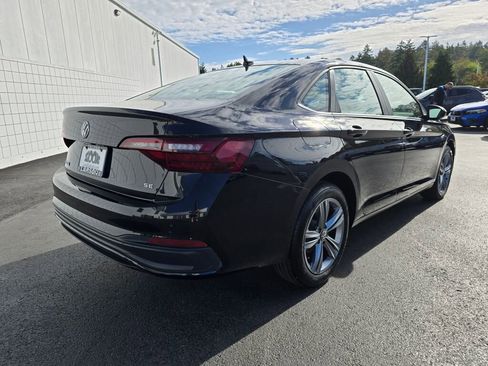 Used 2024 Volkswagen Jetta SE image 4