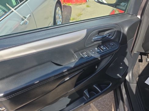 Used 2015 Dodge Grand Caravan SXT w/ Blacktop Package image 9