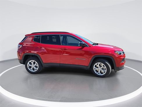 Used 2024 Jeep Compass Latitude image 9