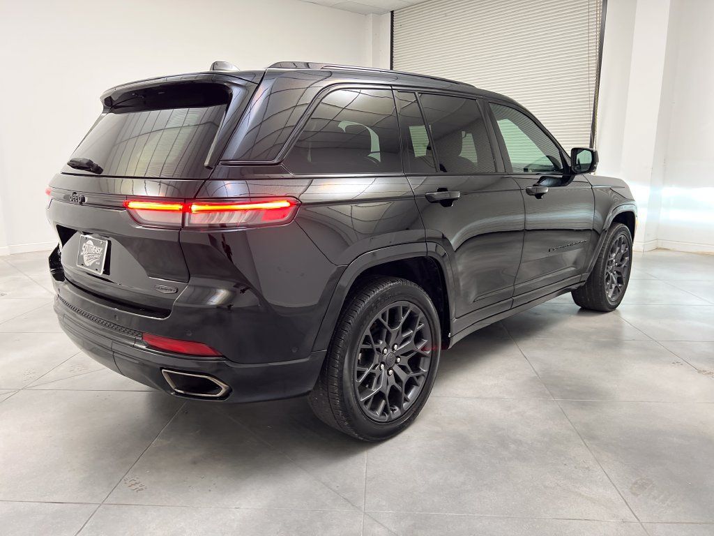 Used 2025 Jeep Grand Cherokee Summit w/ Obsidian Package AWD/4WD image 9