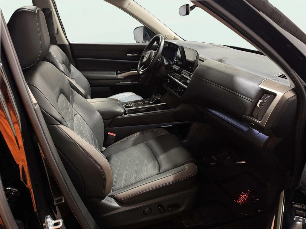 Used 2025 Nissan Pathfinder Platinum AWD/4WD image 28
