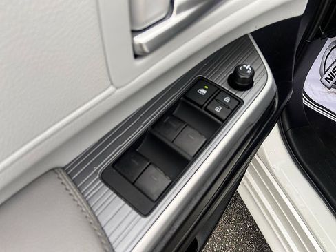 Used 2025 Toyota Sienna XLE w/ XLE Plus Package FWD image 10
