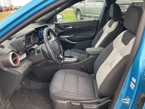 Used 2025 Chevrolet Trax RS FWD image 30