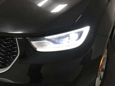 Used 2024 Chrysler Pacifica Touring-L image 50