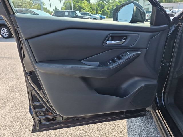Used 2025 Nissan Rogue SV FWD image 12
