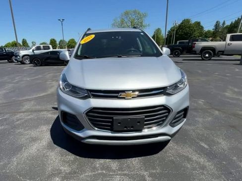 Used 2022 Chevrolet Trax LT w/ LT Convenience Package AWD/4WD image 3