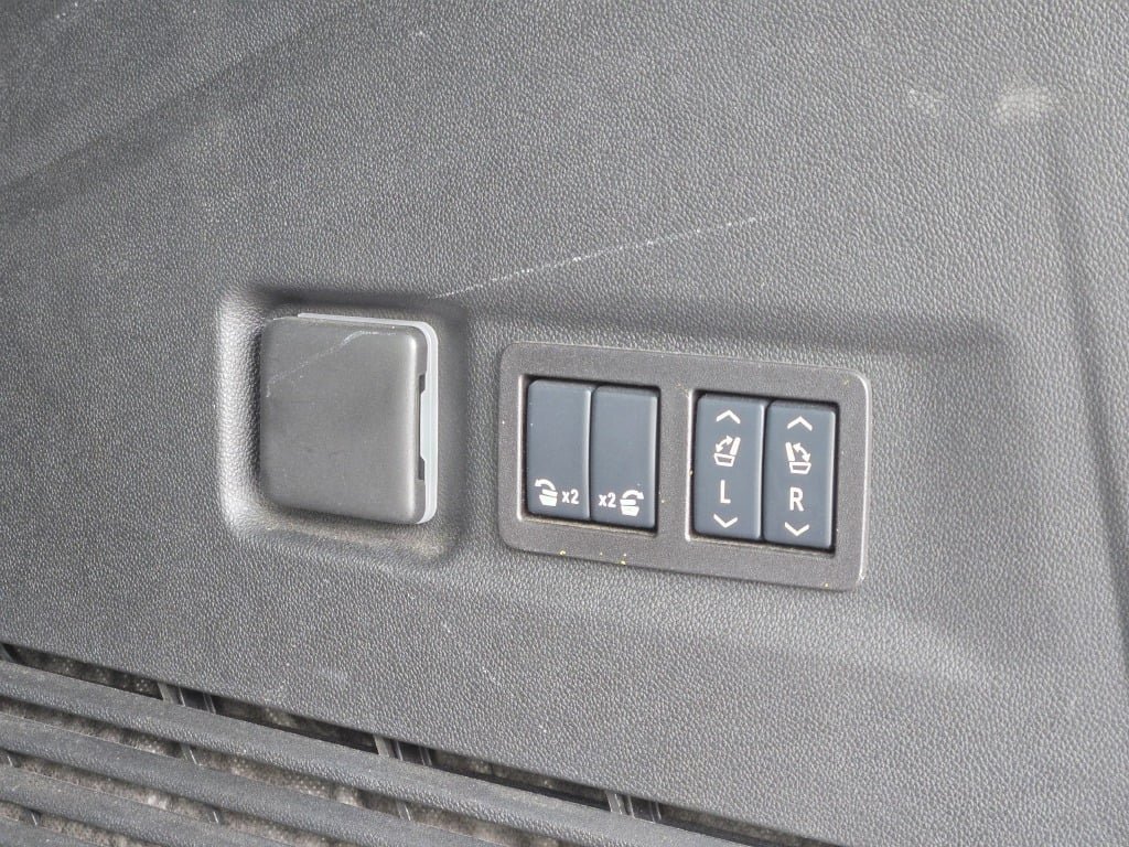 Used 2025 Chevrolet Suburban RST w/ Advanced Technology Package AWD/4WD image 16