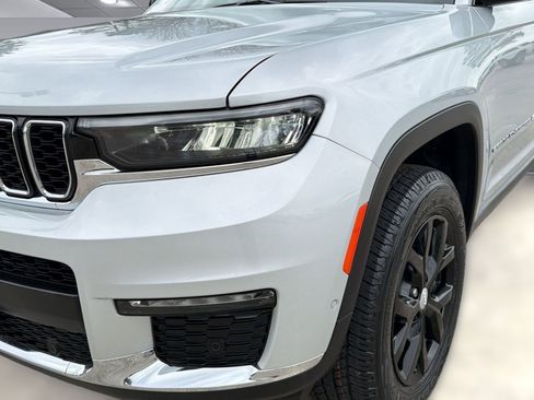 Used 2024 Jeep Grand Cherokee L Limited w/ Luxury Tech Group II image 11