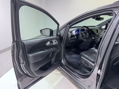 Used 2023 Chrysler Pacifica Touring-L w/ S Appearance Package image 10