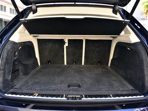 Used 2023 Bentley Bentayga Extended Wheelbase image 22