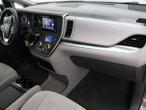 Used 2018 Toyota Sienna LE FWD image 34