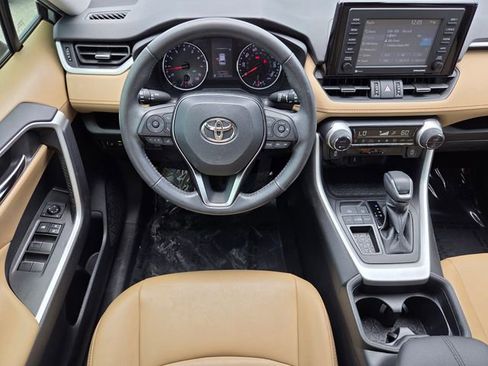 Used 2020 Toyota RAV4 XLE Premium FWD image 18