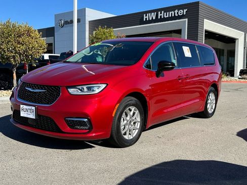 Used 2024 Chrysler Pacifica Touring-L FWD image 2