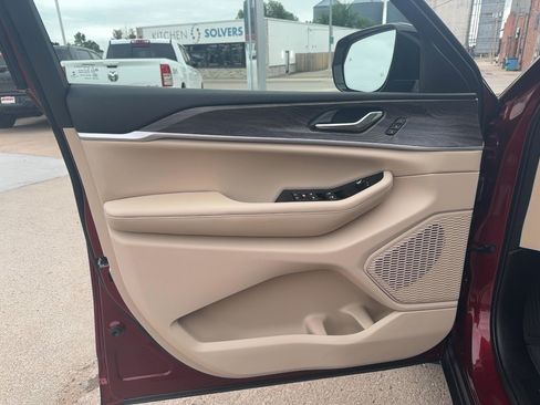 Used 2023 Jeep Grand Cherokee L Limited w/ Luxury Tech Group II AWD/4WD image 10