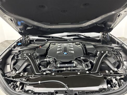 Used 2025 BMW 760i xDrive w/ Premium Package AWD/4WD image 20