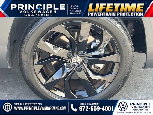 Used 2023 Volkswagen Taos SE w/ Panoramic Sunroof Package FWD image 3