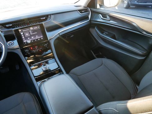 Used 2023 Jeep Grand Cherokee Laredo w/ Luxury Tech Group I image 11