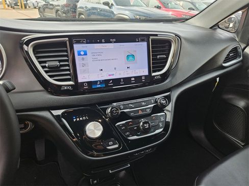 Used 2025 Chrysler Pacifica Select image 20