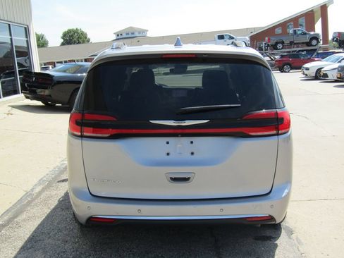 Used 2021 Chrysler Pacifica Touring-L FWD image 4