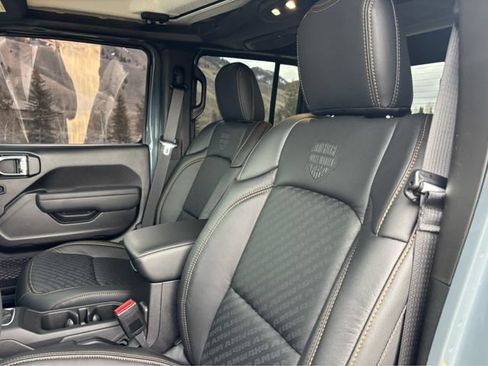 Used 2025 Jeep Gladiator Sport AWD/4WD image 17